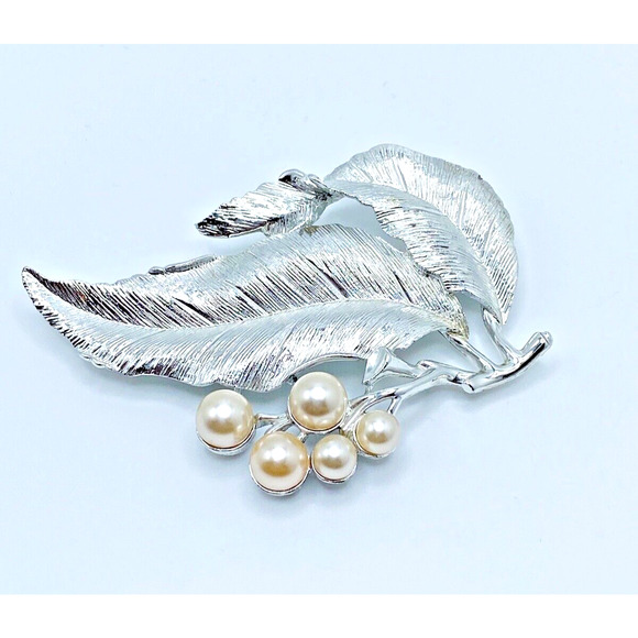 Vintage Sarah Coventry Large Silver Tone Flowing Leaf Brooch Faux Pearl Berries - Picture 2 of 5